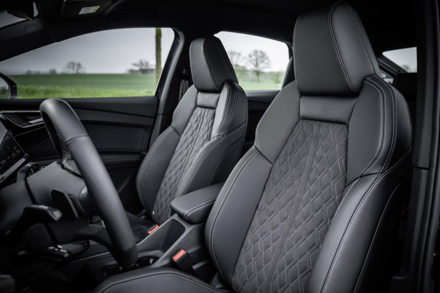 Интерьер Audi Q4 Sportback 40 e-tron S line 2021 года  (WW) (фото 15 из 23)